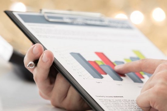 eww Gebaeudeloesungen - Diagramm Klemmbrett Finger auf Diagramm