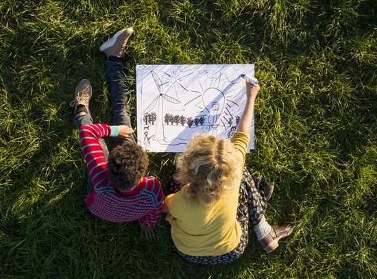 Kinder auf Wiese Kinder auf Wiese