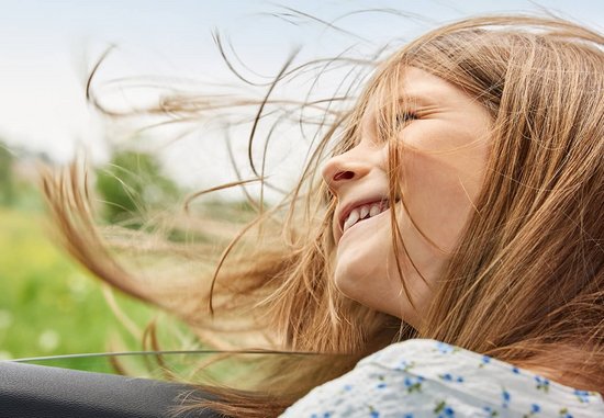 Mädchen Auto E-Carsharing Wels Strom